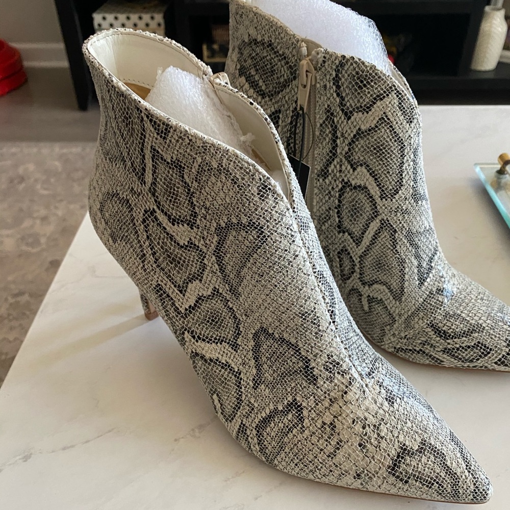 NEW Express- Western Thin Heel Ankle Booties